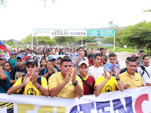 Estudiantes zulianos marchan en contra de las “prácticas terroristas de Maduro”