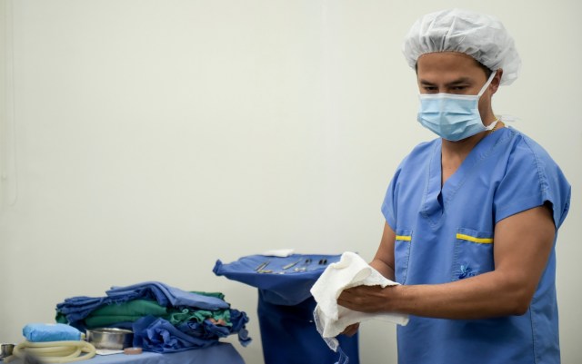 El doctor colombiano, Alan González (Foto: AFP) 