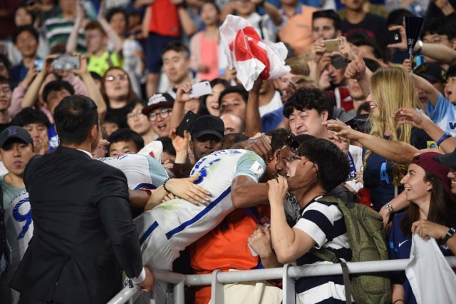 Así celebró Inglaterra su triunfo en el Mundial Sub 20. AFP PHOTO / JUNG Yeon-Je