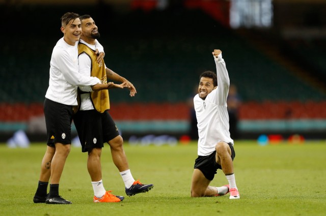 Los futbolistas Paulo Dybala, Tomás Rincón y Dani Alves (Foto: Reuters)