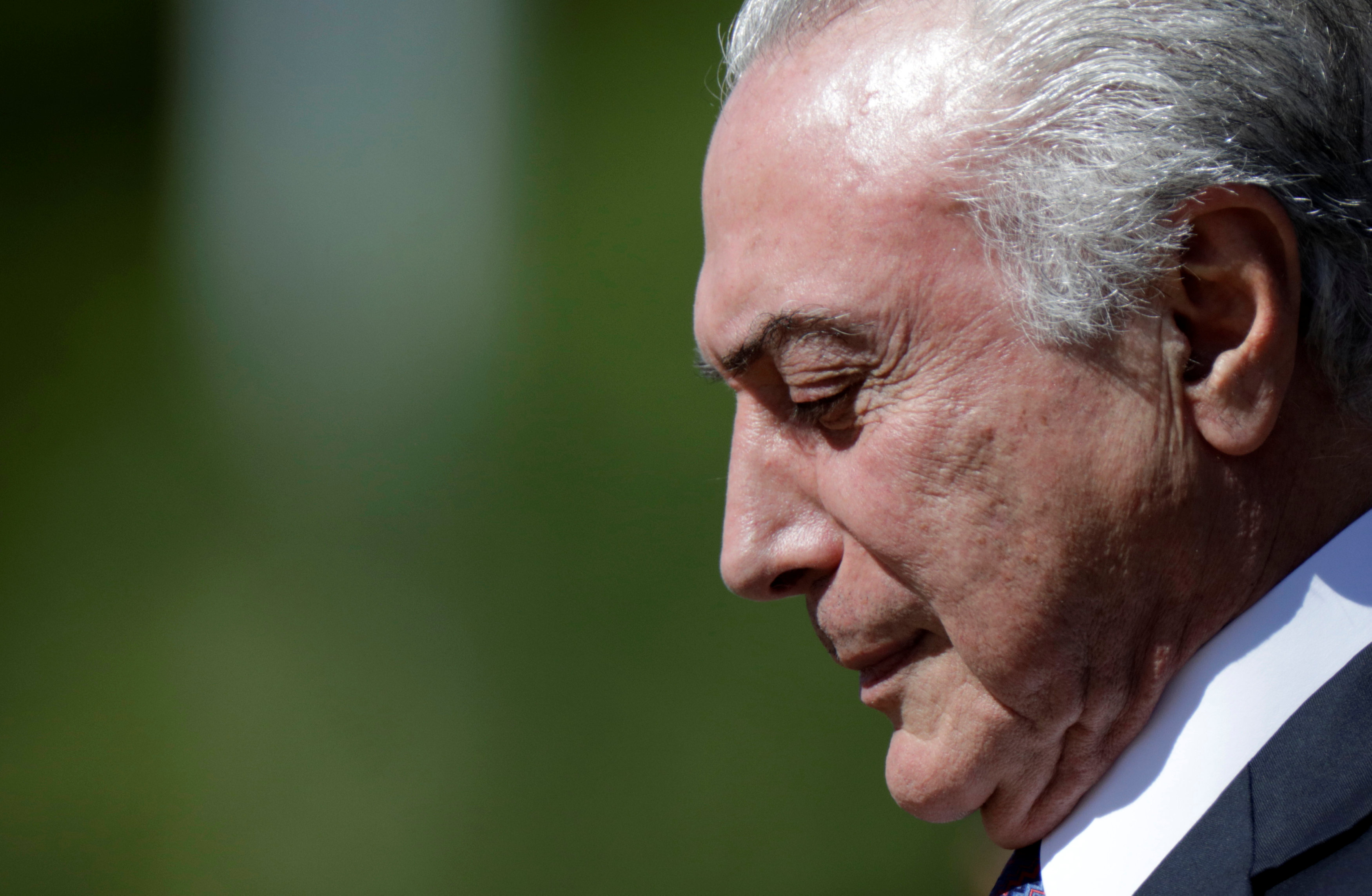 Temer sale del hospital tras exámenes por problema urológico