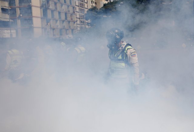 Funcionarios de la PNB y efectivos de la GNB arremetieron contra la manifestación pacífica en Altamira. REUTERS/Carlos Garcia Rawlins