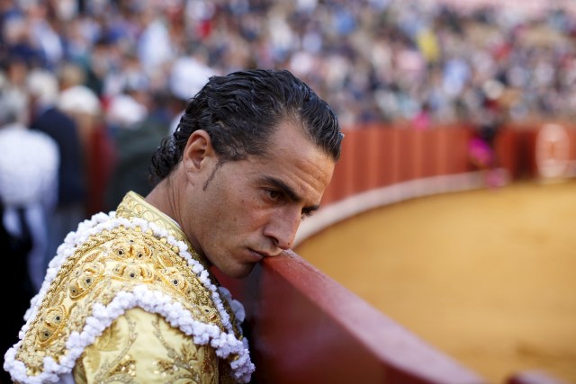 El matador español Ivan Fandino se apoya en la barrera durante una corrida de toros en la plaza de Maestranza de la capital andaluza de Sevilla, 26 de abril de 2015. REUTERS / Marcelo del Pozo / Archivo