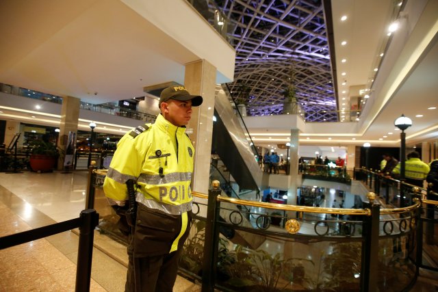 Un oficial de policía detuvo a un cordón en el centro comercial Andino después de que un artefacto explosivo detonó en un baño, en Bogotá, Colombia, el 17 de junio de 2017. REUTERS / Jaime Saldarriaga