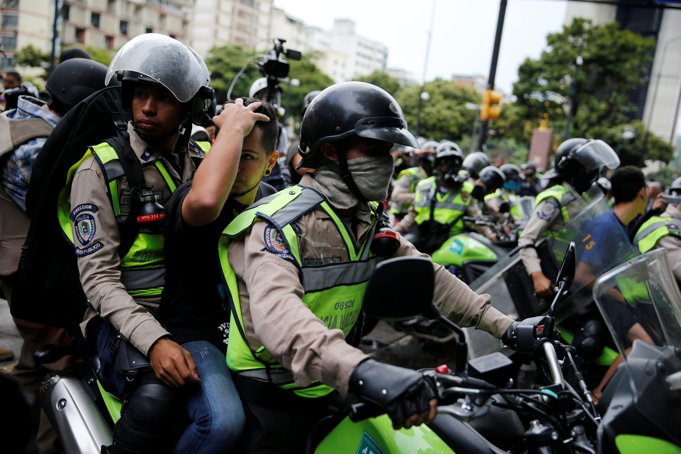 Estos fueron cuatro de los detenidos por la PNB en Altamira este #19Jun (Video + Datos)