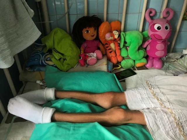 Una niña en una cama en el Hospital Infantil "J.M. de los Ríos" de Caracas, Venezuela. 22 de junio 2017. De la mano de su mamá, Samuel Becerra ingresó a fines de marzo al hospital pediátrico J.M. De Los Ríos, en Caracas, para hacerse una hemodiálisis de rutina. Estando internado, el niño de 12 años contrajo una infección que acabó con su vida, junto a la de otros tres pequeños. REUTERS/Marco Bello - RTS1900Z