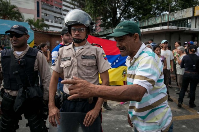 CAR14 - CARACAS (VENEZUELA), 02/06/2017 - Un grupo de personas participa en una manifestación junto a autoridades hoy, viernes 02 de junio de 2017, en Caracas (Venezuela). Los habitantes del populoso barrio de La Vega, ubicado en el oeste de Caracas, madrugaron hoy para protestar por la escasez de alimentos, mientras que las calles aledañas al canal estatal VTV en el este de la ciudad fueron cerradas por organismos de seguridad para evitar la llegada de manifestantes. EFE/MIGUEL GUTIÉRREZ