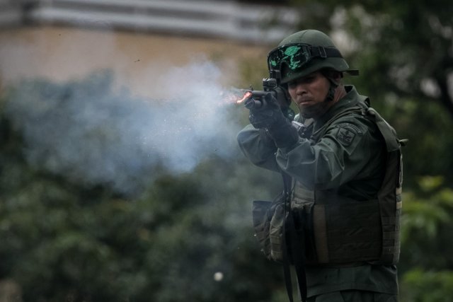 CAR011 CARACAS (VENEZUELA), 07/06/2017.- Efectivos de la Policía Nacional Bolivariana (PNB) se enfrentan a manifestantes opositores hoy, miércoles 7 de junio de 2017, en Caracas (Venezuela). Agentes de la fuerza pública venezolana dispersaron hoy con gases lacrimógenos varias de las manifestaciones convocadas en el país por la oposición hacia las sedes del Poder Electoral para protestar por el eventual cambio de Constitución que impulsa el Gobierno. EFE/MIGUEL GUTIÉRREZ