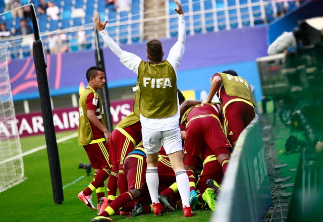 JHK06 DAEJEON (COREA DEL SUR) 08/06/2017.- Los jugadores venezolanos celebran el gol marcado por su compañero Samuel Sosa durante la semifinal del Mundial sub'20 disputada entre Uruguay y Venezuela en el Daejeon World Cup Stadium de Daejeon (Corea del Sur), hoy, 8 de junio de 2017. EFE/Jeon Heon-Kyun