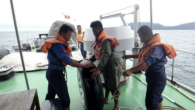 MHO01 ALTA MAR (BIRMANIA), 08/06/2017.- Miembros de la Armada birmana recuperan del mar de Andamán una de las ruedas del avión militar birmano Y-8F-200 siniestrado con 104 personas a bordo la víspera frente a la costa sureste de Birmania, hoy, 8 de junio de 2017. Los equipos de rescate recuperaron hoy los cadáveres de tres ocupantes del avión que fueron hallados unos 22 kilómetros al oeste de Kyauk Nimak. EFE/PRENSA EJÉRCITO BIRMANO MEJOR CALIDAD DISPONIBLE/SÓLO USO EDITORIAL/PROHIBIDA SU VENTA