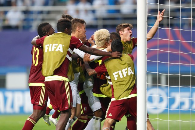 JHK09 DAEJEON (COREA DEL SUR) 08/06/2017.- Los jugadores venezolanos celebran su victoria en la semifinal del Mundial sub'20 disputada entre Uruguay y Venezuela en el Daejeon World Cup Stadium de Daejeon (Corea del Sur), hoy, 8 de junio de 2017. EFE/Jeon Heon-Kyun