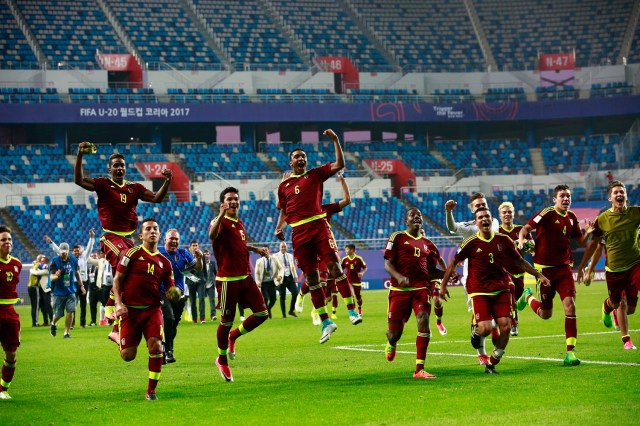 JHK011 DAEJEON (COREA DEL SUR) 08/06/2017.- Los jugadores venezolanos celebran su victoria en la semifinal del Mundial sub'20 disputada entre Uruguay y Venezuela en el Daejeon World Cup Stadium de Daejeon (Corea del Sur), hoy, 8 de junio de 2017. EFE/Jeon Heon-Kyun