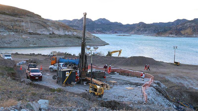 Michelle Bachelet preocupada por mineros atrapados a 1.300 metros bajo tierra