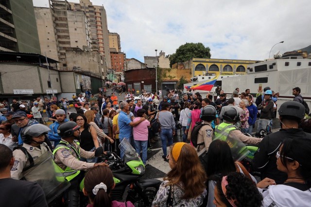 CAR01. CARACAS (VENEZUELA), 12/06/2017.- Opositores y chavistas se manifiestan en contra y a favor de la Constituyente hoy, lunes 12 de junio de 2017, frente al Tribunal Supremo de Justicia (TSJ) en Caracas (Venezuela). El Tribunal Supremo de Justicia (TSJ) de Venezuela rechazó hoy un recurso interpuesto el jueves por la fiscal general, Luisa Ortega Díaz, con el que solicitó anular el proceso constituyente que promueve el jefe de Estado, Nicolás Maduro, para un eventual cambio de Constitución. EFE/Miguel Gutiérrez