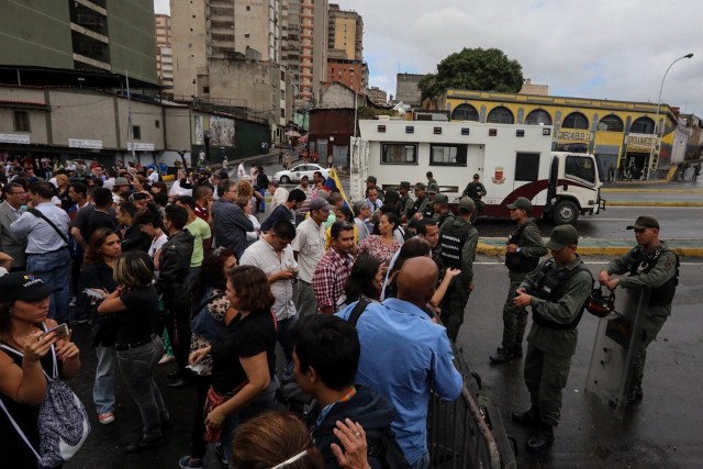 CAR01. CARACAS (VENEZUELA), 12/06/2017.- Opositores y chavistas se manifiestan en contra y a favor de la Constituyente hoy, lunes 12 de junio de 2017, frente al Tribunal Supremo de Justicia (TSJ) en Caracas (Venezuela). El Tribunal Supremo de Justicia (TSJ) de Venezuela rechazó hoy un recurso interpuesto el jueves por la fiscal general, Luisa Ortega Díaz, con el que solicitó anular el proceso constituyente que promueve el jefe de Estado, Nicolás Maduro, para un eventual cambio de Constitución. EFE/Miguel Gutiérrez