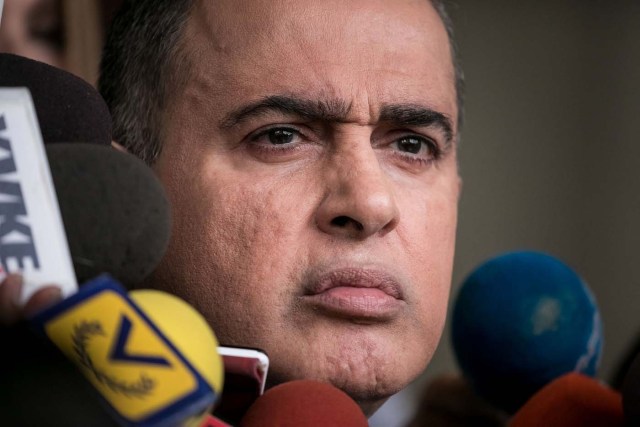 CAR04. CARACAS (VENEZUELA), 13/06/2017.- El defensor del pueblo de Venezuela, Tarek William Saab, ofrece declaraciones a periodistas hoy, martes 13 de junio de 2017, en Caracas (Venezuela). Saab solicitó hoy al Tribunal Supremo de Justicia (TSJ) aclarar las competencias del organismo que él dirige para participar en las investigaciones que lleva a cabo la Fiscalía por casos de supuestas violaciones de derechos humanos. El defensor consideró que es una "cualidad inherente" de la Defensoría del Pueblo "investigar las violaciones de derechos humanos" y aseguró que ha habido "una interpretación libre" de la Constitución por parte del Ministerio Público que, en ocasiones, ha impedido la participación de la institución en algunos casos. EFE/Miguel Gutiérrez