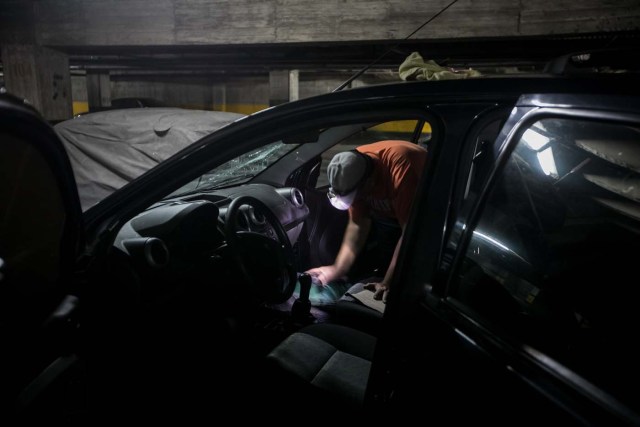 CAR01. CARACAS (VENEZUELA), 14/06/2017.- Un hombre revisa su vehículo que sufrió daños mientras se encontraba parqueado en las residencias Los Verdes ubicadas en el oeste de Caracas (Venezuela) hoy, miércoles 14 de junio de 2017. El oeste de Caracas fue sacudido anoche por la policía militarizada en un operativo que terminó, según el Gobierno venezolano, con la detención de 23 "terroristas" mientras que opositores aseguran hoy que se trató de una acción "terrible" en la que funcionarios causaron destrozos materiales y dispararon a mascotas. EFE/Miguel Gutiérrez