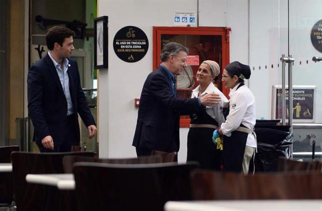 Fotografía cedida por la oficina de prensa de la presidencia de Colombia, del mandatario Juan Manuel Santos (2i) y su hijo Esteban durante un recorrido por el Centro Comercial Andino hoy, domingo 18 de junio de 2017, en Bogotá (Colombia), luego de que el día anterior explotará una bomba y matara a tres mujeres, una de ellas una ciudadana francesa de 23 años. EFE/PRESIDENCIA DE COLOMBIA