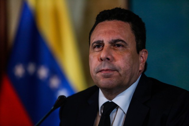 VEN09. CARACAS (VENEZUELA), 28/06/2017.- El nuevo canciller de Venezuela, Samuel Moncada, habla durante una rueda de prensa hoy, miércoles 28 de junio de 2017, en Caracas (Venezuela). El nuevo canciller venezolano, Samuel Moncada, denunció el silencio de España, Italia, la Unión Europea y países como Argentina, México o Canadá al ataque con granadas al Tribunal Supremo de Justicia llevado a cabo desde un helicóptero por un policía que pidió la renuncia del presidente, Nicolás Maduro. EFE/Cristian Hernández