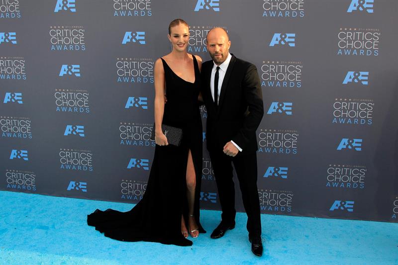 Jason Statham y Rosie Huntington-Whiteley, padres de un niño