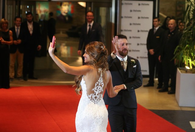 BAS073. ROSARIO (ARGENTINA), 30/06/2017.- El jugador argentino Lionel Messi (d) y su esposa, Antonella Rocuzzo, saludan tras casarse hoy, viernes 30 de junio de 2017, en Rosario (Argentina). EFE/David Fernández