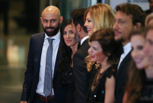 BAS082. ROSARIO (ARGENTINA), 30/06/2017.- Javier Mascherano (i) con su mujer, Fernanda Moreno (2-i), asisten a la boda del jugador argentino Lionel Messi (d) y su esposa, Antonella Rocuzzo, hoy, viernes 30 de junio de 2017, en Rosario (Argentina). EFE/David Fernández