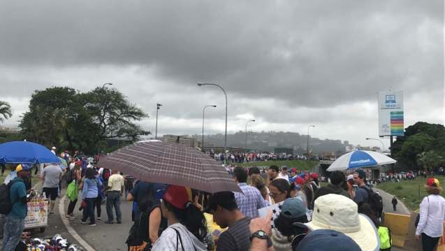 Manifestantes concentrados en la Francisco Fajardo frente a la Carlota / Foto: Gabriela Gómez - La Patilla