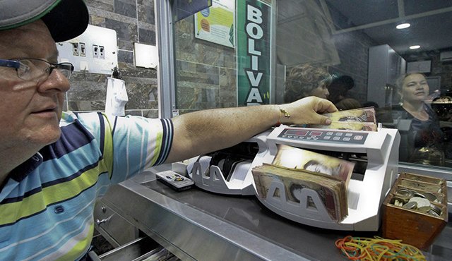 Los bolívares fuertes de baja denominación como los de 100 o 50, se cotizan en las casas de cambio de Cúcuta a un precio menor que lo billetes nuevos, que van desde 500 bolívares hasta 20.000 bolívares. / LaOpinión