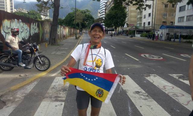 Manifestantes se concentran en Altamira a la Altura de la Torre Británica / Foto: Régulo Gómez - La Patilla