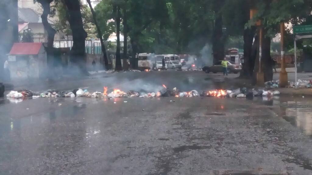 Reportan barricadas en varios puntos de El Paraíso #13Jun (Fotos)