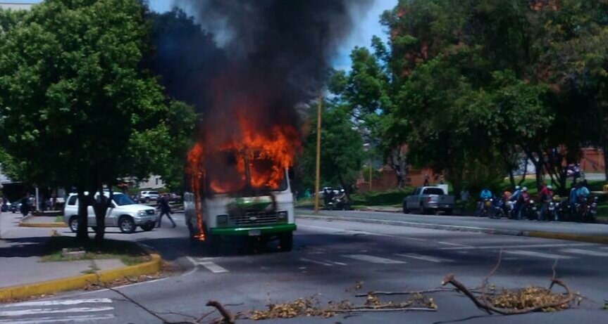 Queman unidad de transporte público en Mérida #16Jun (Fotos)