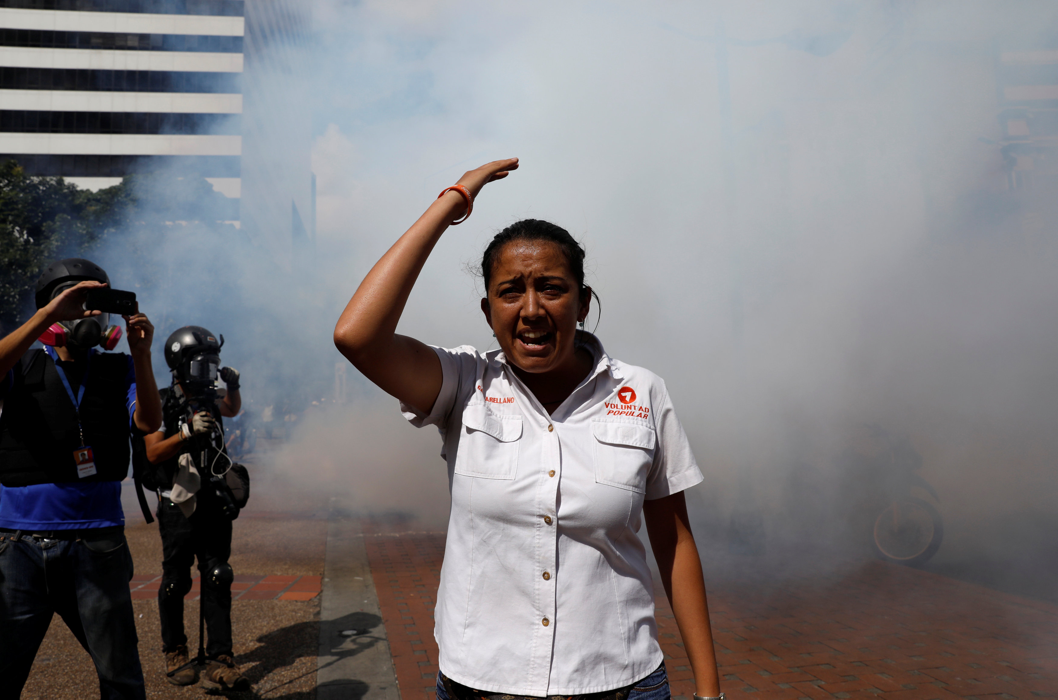 Momento en el que la GNB lanza lacrimógenas contra Gaby Arellano (video+foto)