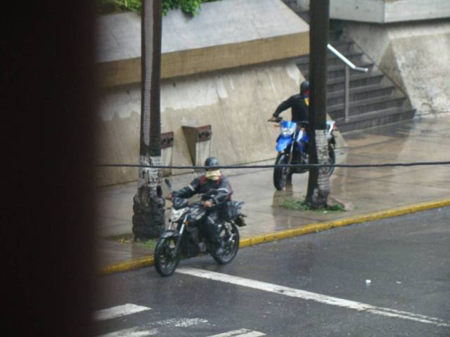 Colectivos y PNB mantienen asediados a vecinos de La Candelaria. Foto: Cortesía