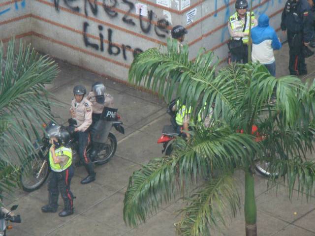 Colectivos y PNB mantienen asediados a vecinos de La Candelaria. Foto: Cortesía