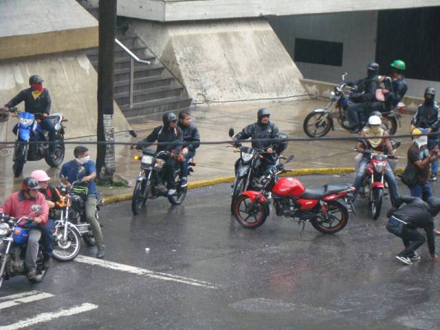 Colectivos y PNB mantienen asediados a vecinos de La Candelaria. Foto: Cortesía