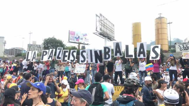 Manifestantes concentrados en la Francisco Fajardo frente a la Carlota / Foto: Regulo Gómez - La Patilla 