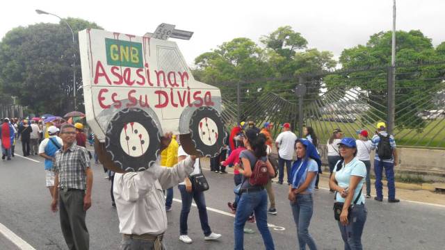 Manifestantes concentrados en la Francisco Fajardo frente a la Carlota / Foto: Gabriela Gómez - La Patilla 