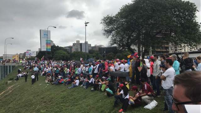 Manifestantes concentrados en la Francisco Fajardo frente a la Carlota / Foto: Andrea Gómez - La Patilla