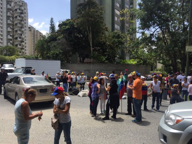 Manifestantes cierran calles y accesos a la zona / Foto: @solchichi 