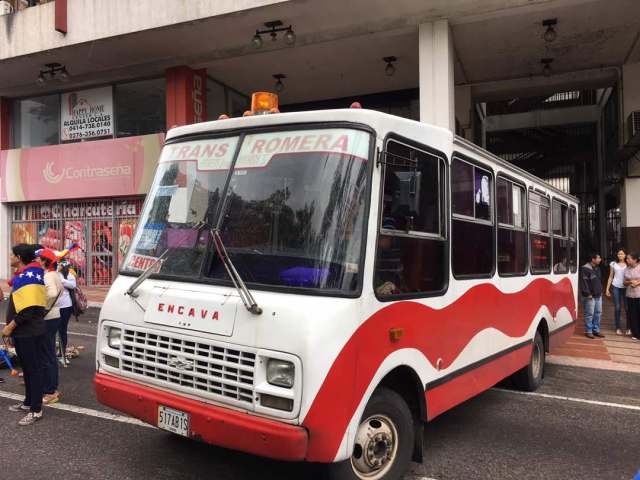 Foto: Encapuchados retienen autobus en San Cristóbal / TV Venezuela Noticias