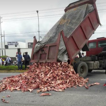 ¡Hecho en socialismo!  Armaron barricada con huesos y la gente los recogió para comer (fotos+video)