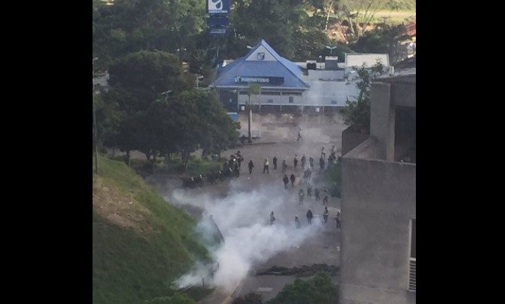 Cuerpos de orden público del Estado reprimen en la urbanización Terrazas del Ávila (FOTOS)