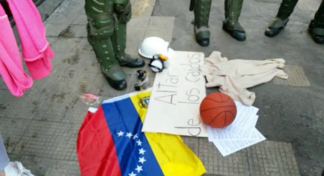 Foto: Estudiantes levantan altar de los caídos frente al Ministerio de Interior y Justicia / UCV Conexión 