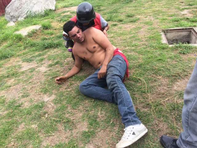La GN intentó llevarse detenido a un manifestante en la Fajardo. Foto: Gabriela Gómez / lapatilla.1eye.us