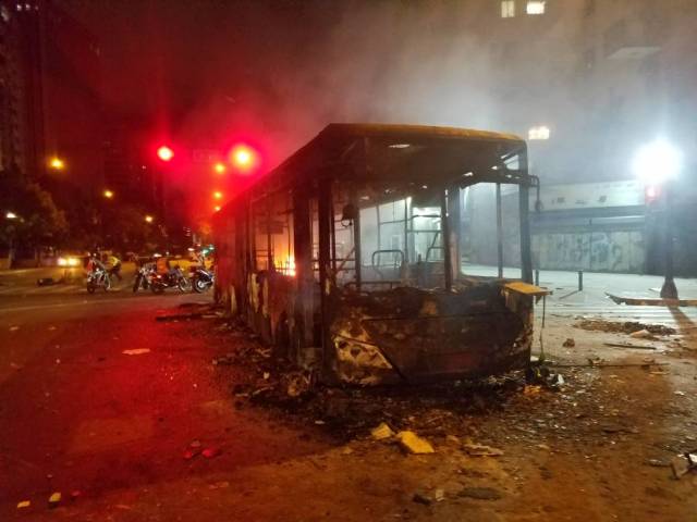 Grupos vandálicos tomaron al menos dos autobuses y los quemaron en Altamira. Foto: Manuel Trujillo