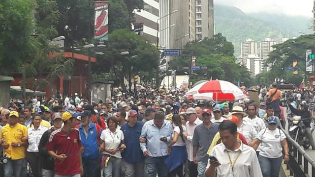 Oposición marcha desde Plaza Altamira al CNE este #7Jun / Foto Eduardo Ríos -lapatilla.1eye.us