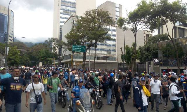 Manifestantes bajan por Chacaíto rumbo al CNE / Foto Régulo Gómez -lapatilla.1eye.us