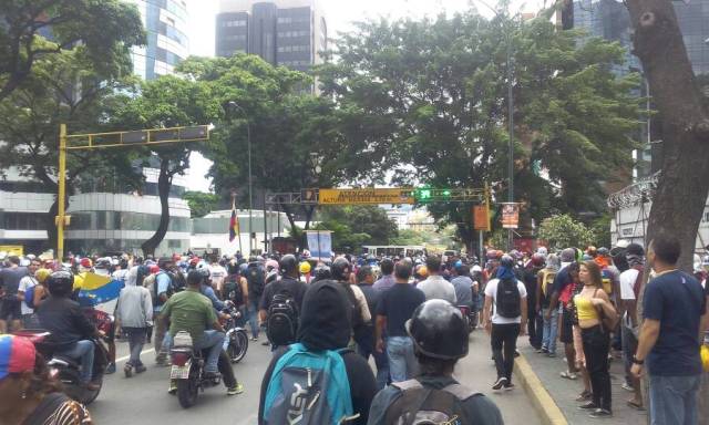 Manifestantes bajan por Chacaíto rumbo al CNE / Foto Régulo Gómez -lapatilla.1eye.us