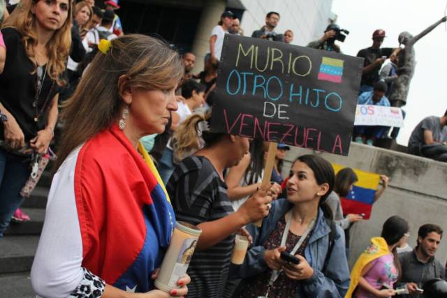 Opositores realizan homenaje a los caídos durante las manifestaciones. Foto: Régulo Gómez / lapatilla.1eye.us 