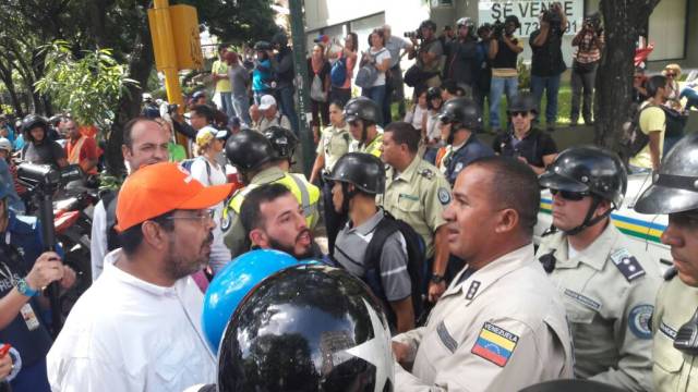 Estudiantes llegan a la sede de Conatel en Caracas. Foto: Eduardo Ríos / lapatilla.1eye.us